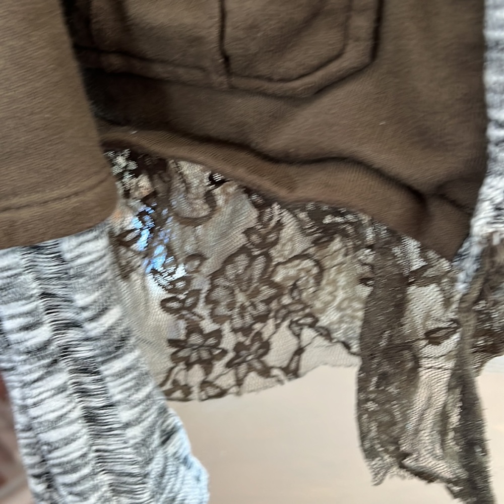 Green sweat shirt with flower interior - Picture 4 of 5